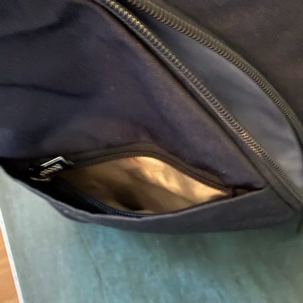 OSOCE anti-theft waterproof crossbody sling bag for travel and daily use.